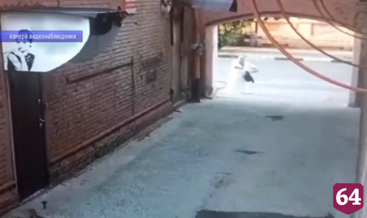 Нападение на женщину в Энгельсе ради цепочки попало на камеры