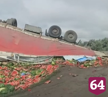 Под Саратовом опрокинулась фура с арбузами