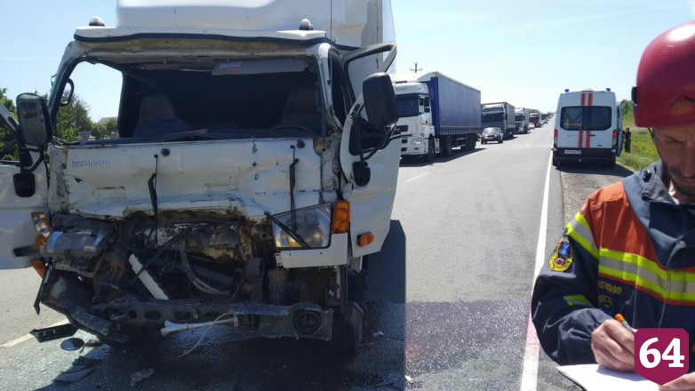 Двое мужчин покалечились в ДТП с грузовиком под Саратовом