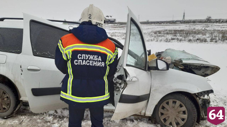 Выживших в смертельной автокатастрофе везут санавиацией в Саратов