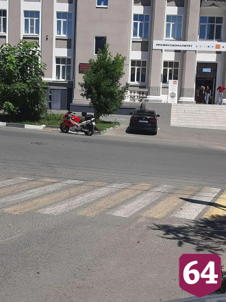 Мотоциклист сбил пенсионерку у техникума в Саратовской области