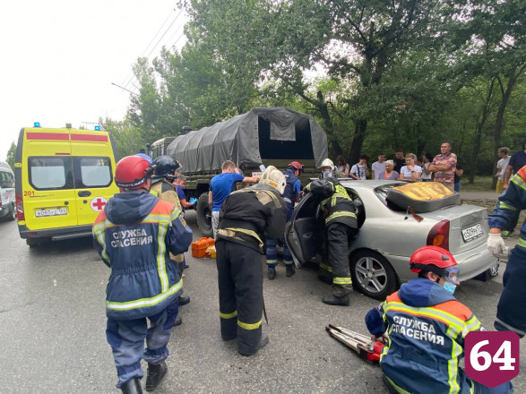В Саратове водителя зажало в легковушке после столкновения с учебным грузовиком