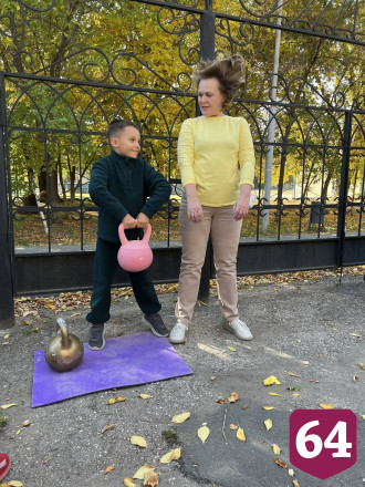 В Саратовской области на казачьем фестивале кормили щами и фланкировали шашкой