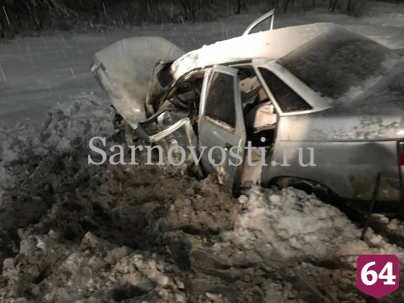 В Саратове легковушку унесло в сугроб от удара грузовика