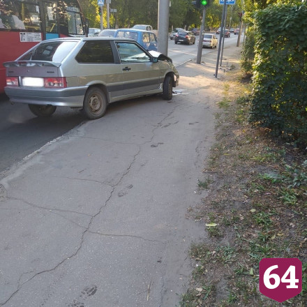 В Саратове «Лада» протаранила столб
