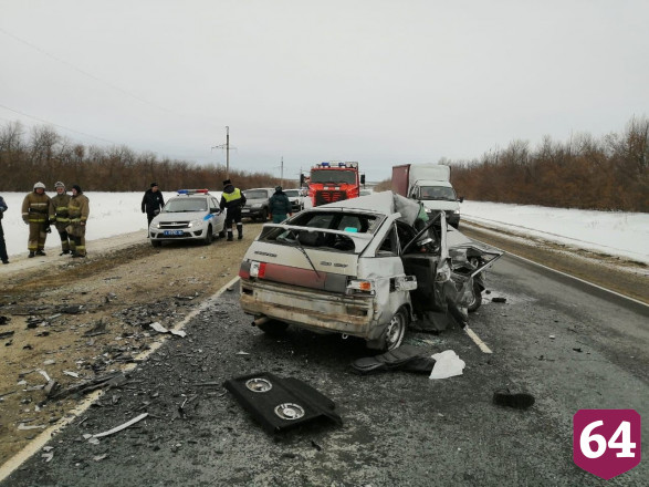 Под Саратовом в ДТП погибли двое взрослых и ребенок