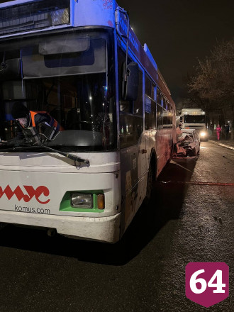 В Саратове автомобиль залетел под троллейбус