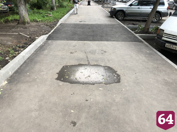 На новом асфальте в центре Саратова не сохнут лужи