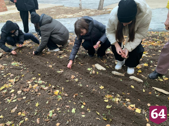 Под Саратовом дети помогали священнику сажать желуди