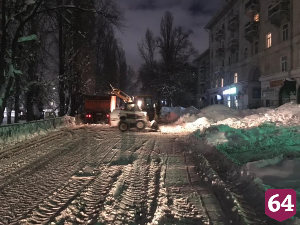 В Саратовской области снег убирали более 800 спецмашин