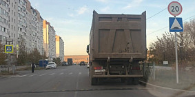 Саратовца возмутил оставленный перед «зеброй» большегруз