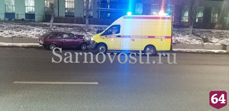 В Саратове автомобили после столкновения выбросило на тротуар