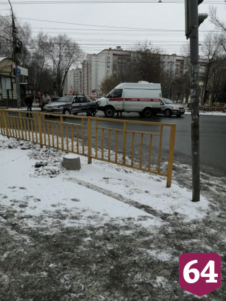 В Энгельсе машина «скорой» протаранила «Ладу»