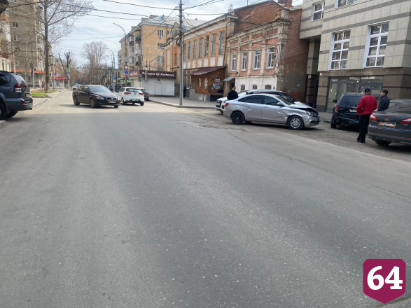 В центре Саратова произошла массовая авария с пострадавшим