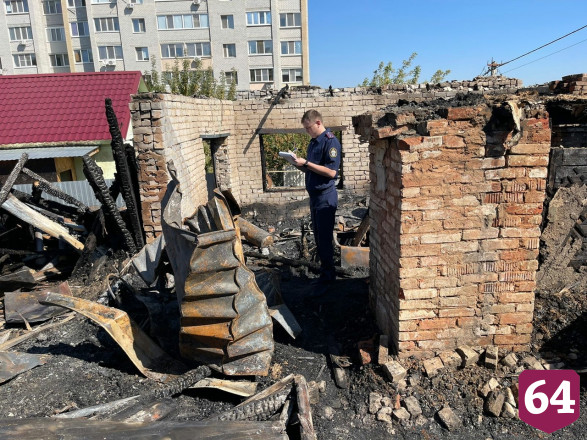 Жители Саратова не смогли спасти из огня соседку с инвалидностью