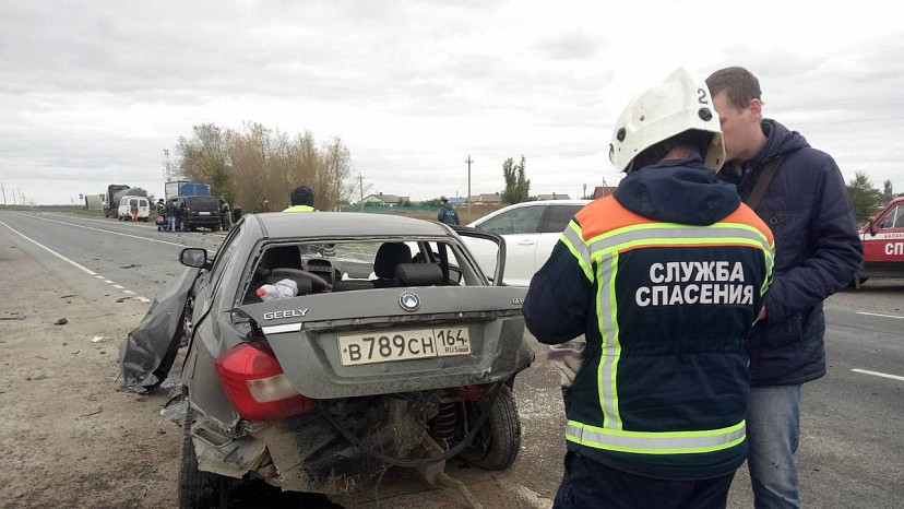 Восемь человек пострадали в массовой аварии на трассе под Саратовом