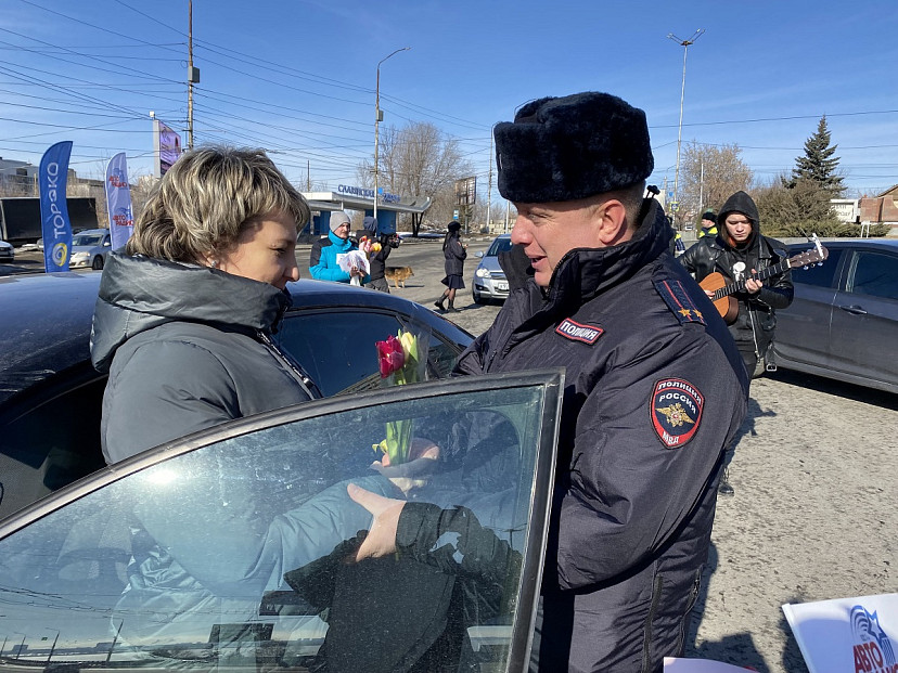 Полицейские с цветами испугали саратовских автоледи 