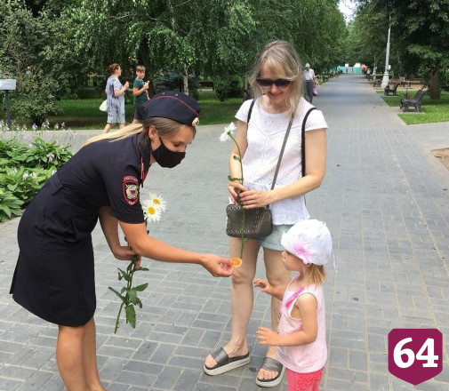 В День семьи полицейские дарили саратовцам ромашки 
