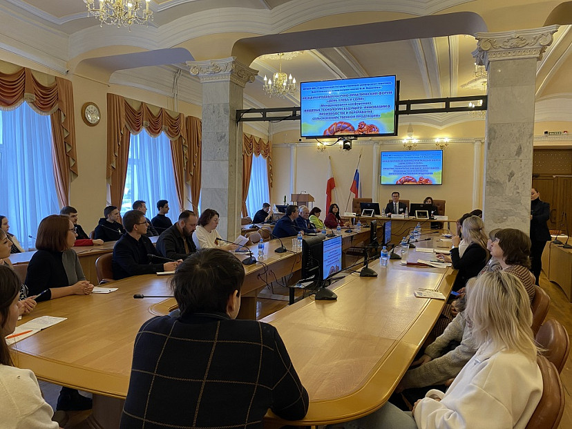 В Саратове работает Международный форум «День хлеба и соли»
