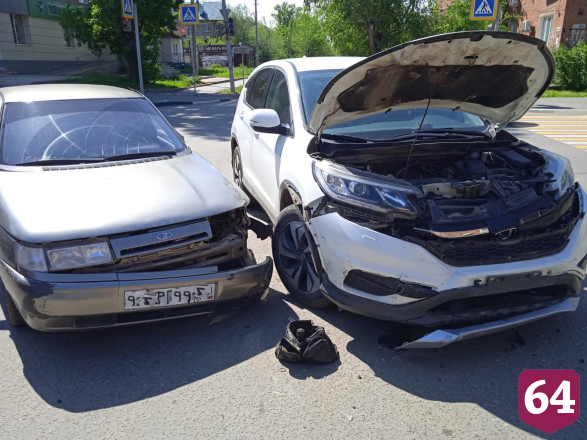 Водитель легковушки попал в больницу после ДТП с кроссовером
