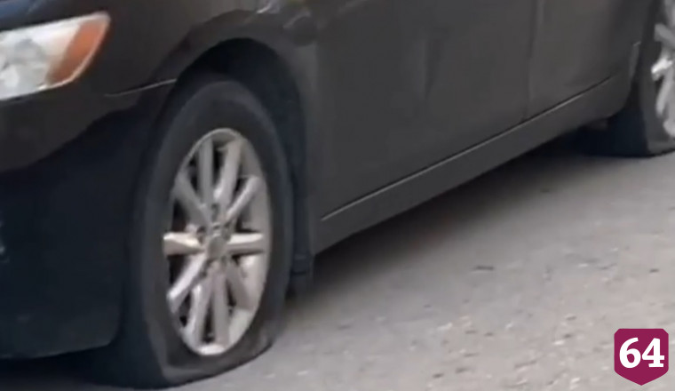 В Саратове вандалы забросали автомобили яйцами и порезали шины