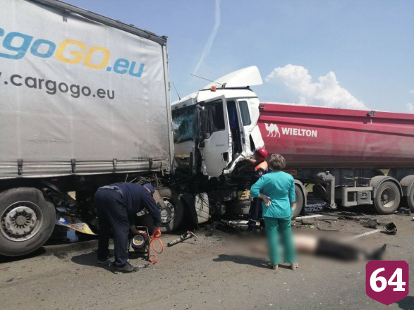 Водитель грузовика погиб в массовом ДТП под Саратовом