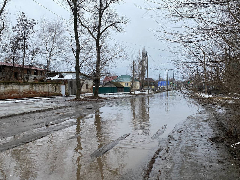 Под Саратовом талые воды затопили улицы и пешеходные дорожки