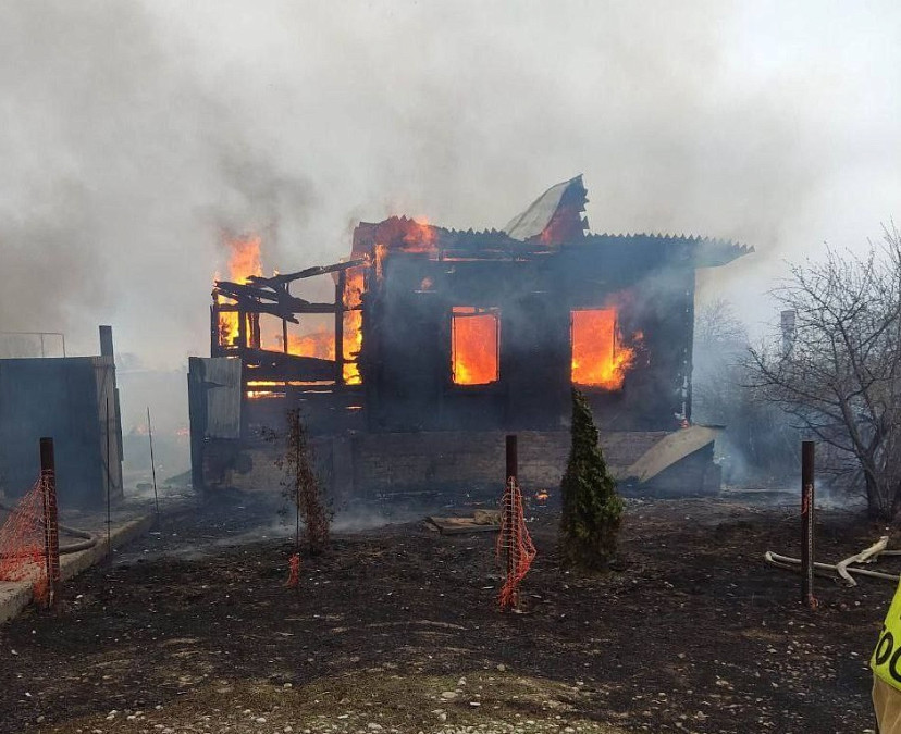Пожилые супруги отравились на пожаре под Саратовом