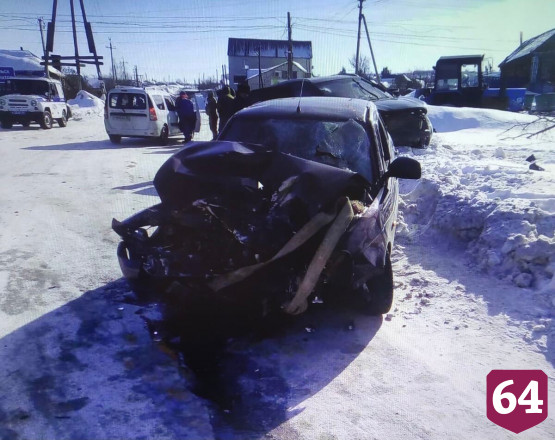 В лобовом столкновении под Саратовом разбились 4 человека