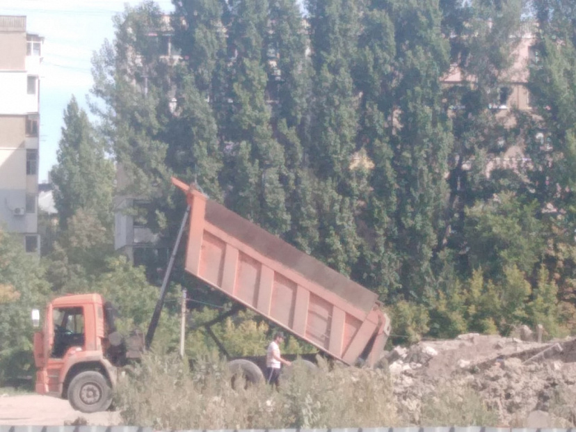 Водитель самосвала замазал номера и выгрузил мусор на улице