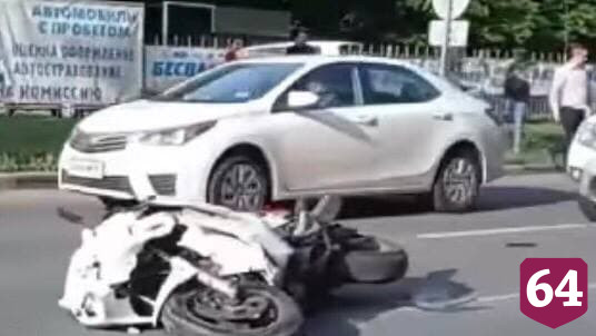 В Саратове байкер с пассажиром угодили под иномарку