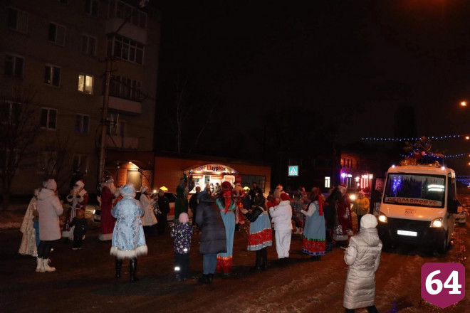 Деды Морозы ездили по городу на автобусе и угощали прохожих сладостями