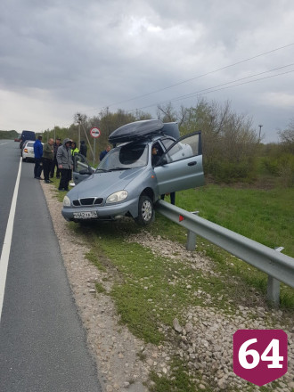 На саратовской трассе иномарка прокатилась по отбойнику