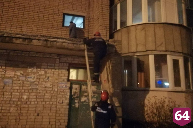 Под Саратовом женщина выпала из окна на козырек подъезда и выжила