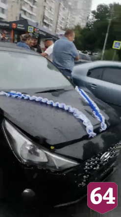В Саратове в ДТП попала иномарка из свадебного кортежа