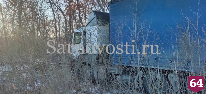 В Саратове фура с мертвым дальнобойщиком вылетела в кювет
