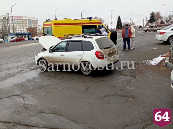 В Саратове водитель легковушки разбился в ДТП с такси