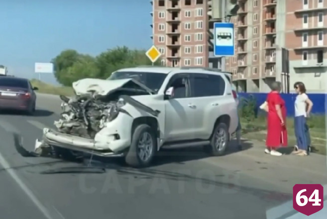 В Саратове столкнулись бензовоз и внедорожник