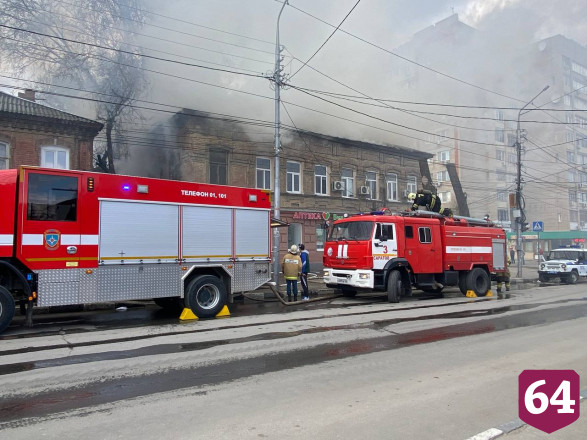 В центре Саратова полыхал двухэтажный дом
