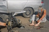 Скутерист протаранил выезжавший с территории ТЦ автомобиль