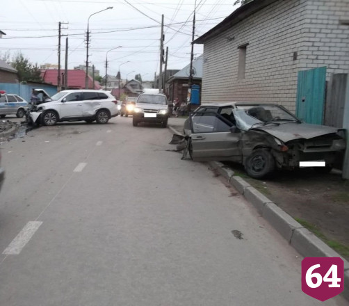 В аварии на Калинина автомобили врезались в дом и забор