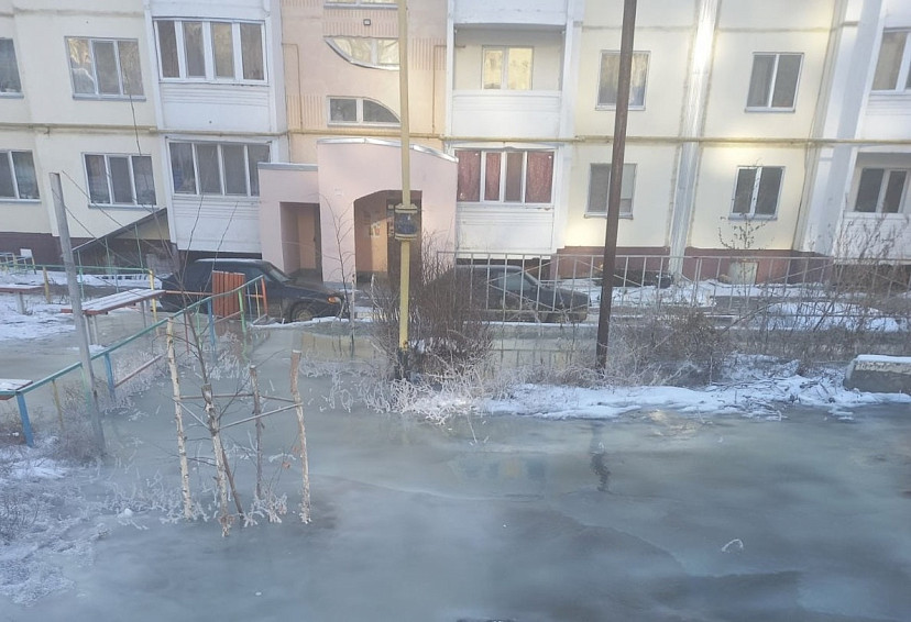 В Саратове двор из-за коммунальной аварии превратился в каток