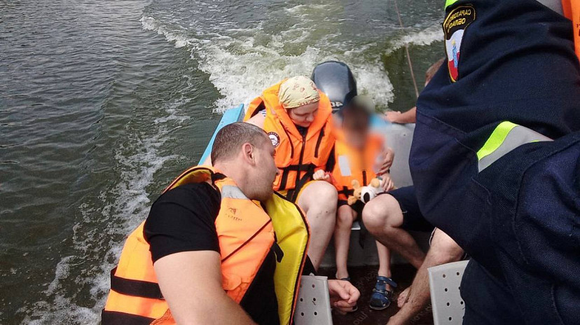 Под Саратовом семья с ребенком перевернулась на лодке