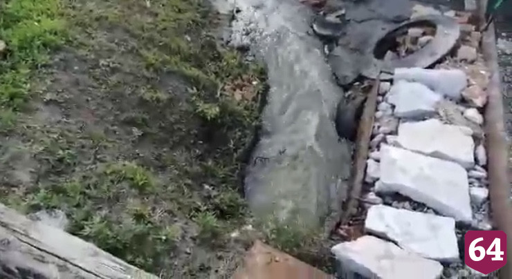 Жители поселка под Саратовом пожаловались на зловонную воду на улицах 