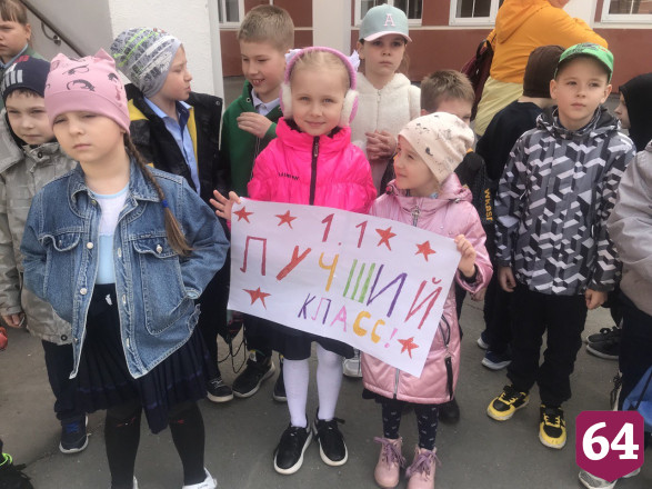 Саратовские школьники посвятили полету Гагарина космический флешмоб