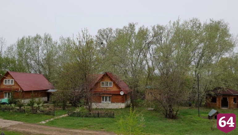Под Саратовом продают усадьбу с 4 домами и прудом