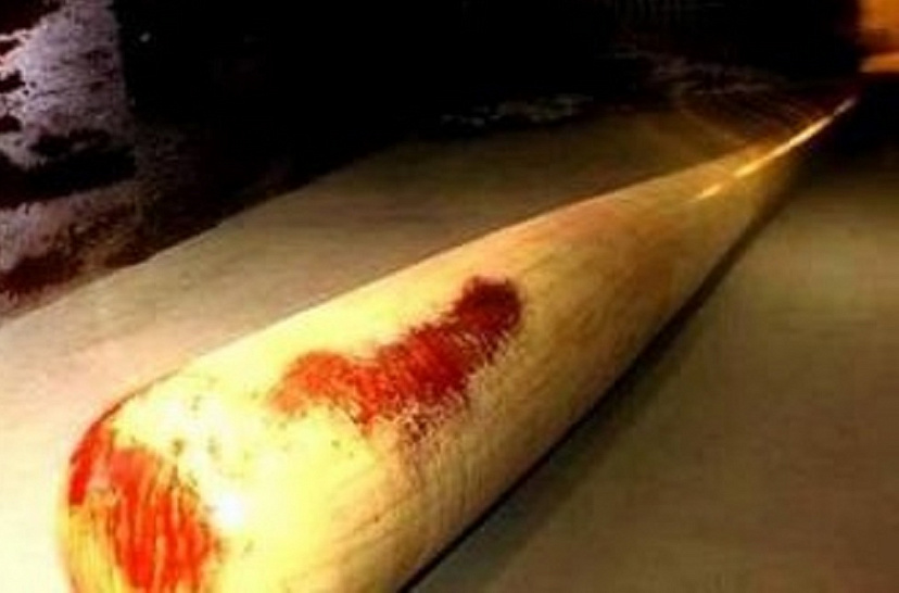 Молодые люди с битой вымогали у саратовца 30 тысяч рублей 