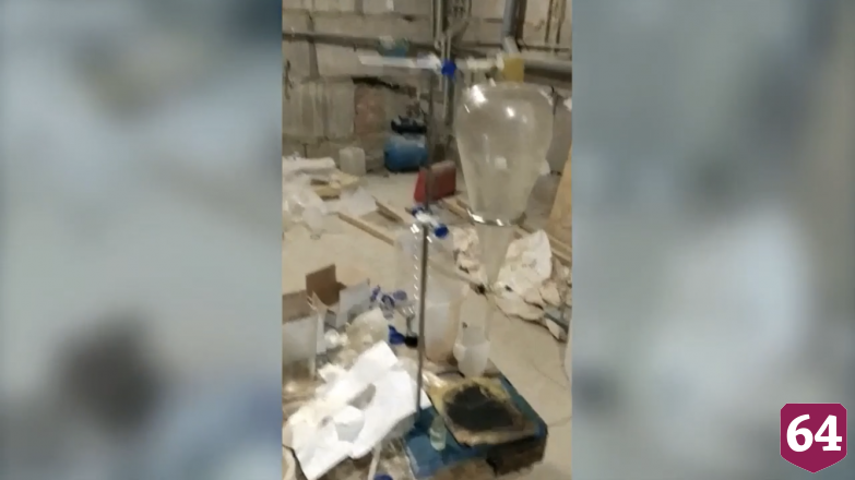 Приятели развернули нарколабораторию в подвале частного дома 