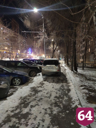 Жителей Саратова возмутил автохам на тротуаре