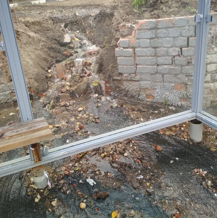 В Саратове пассажиры ждут автобусы в воде